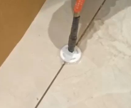 珠海瓷砖空鼓维修公司专业解答瓷砖在铺贴过程中，如果没有涂抹均匀到位的粘结材料（如水泥砂浆或瓷砖胶），可能会导致以下问题