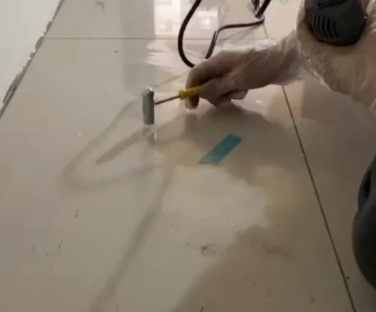 珠海瓷砖开裂维修公司专业分享瓷砖在铺贴前如果没有沥干水分，将会导致以下问题